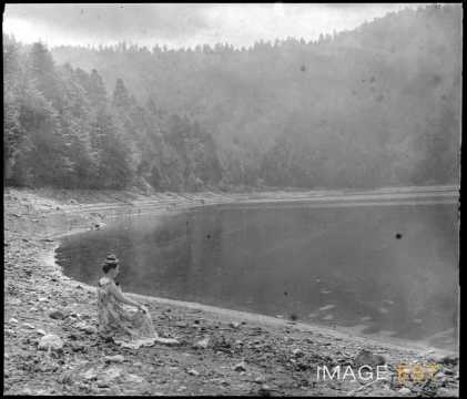 Femme au bord d'un lac (Vosges)